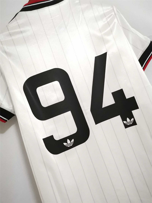 82-83 Manchester United away