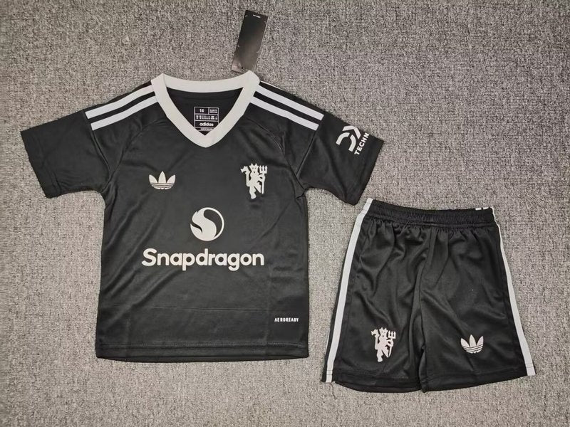 24-25 Manchester United black goalkeeper kid kit