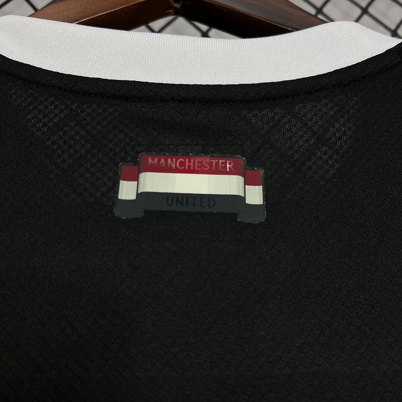 24-25 Manchester United black goalkeeper jersey
