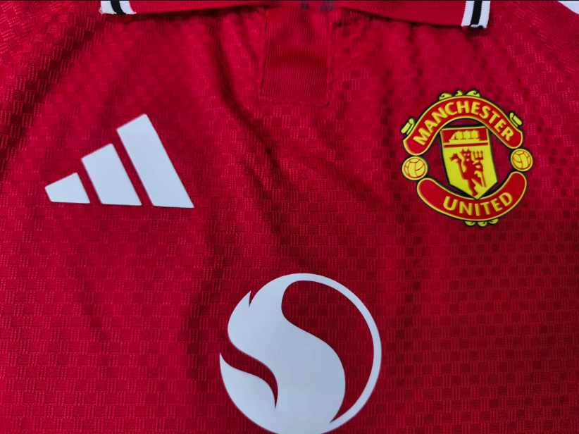 MAN U Kit infantil Version autentica/jugador — 26-27 Fake
