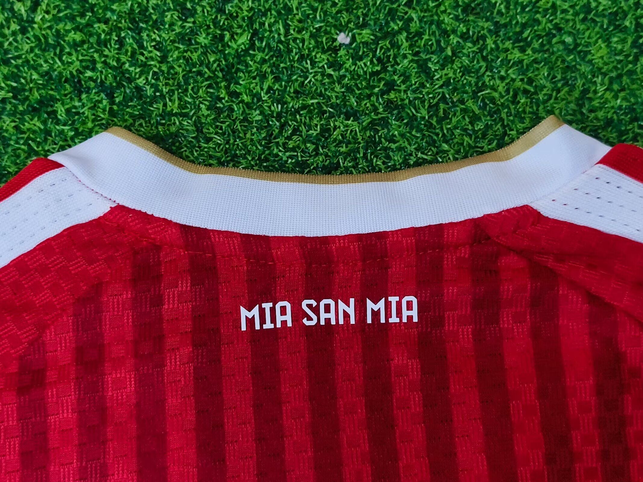 BAYERN Kit infantil Version autentica/jugador — 26-27 Fake