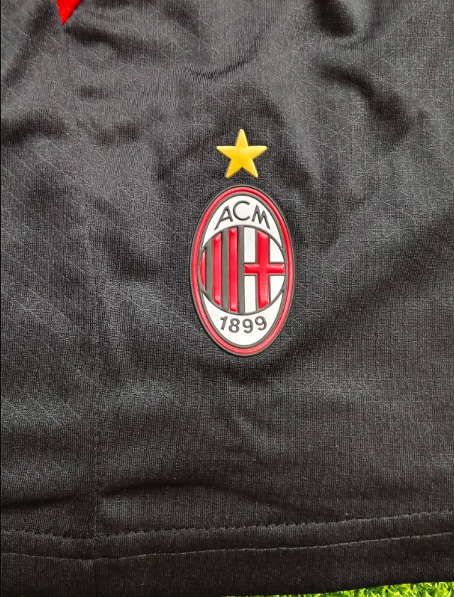 MILAN Kit infantil Version autentica/jugador — 26-27 Fake