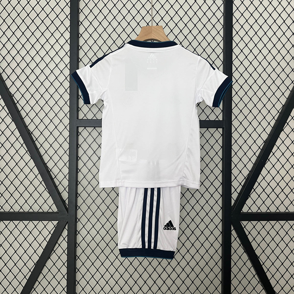 kids Real Madrid12/13 home size: 16-28