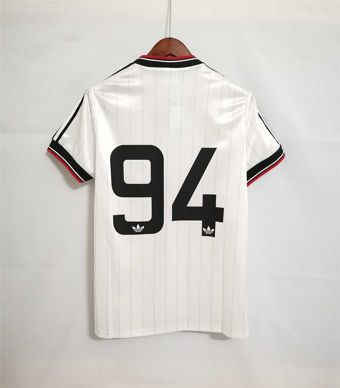 82-83 Manchester United away