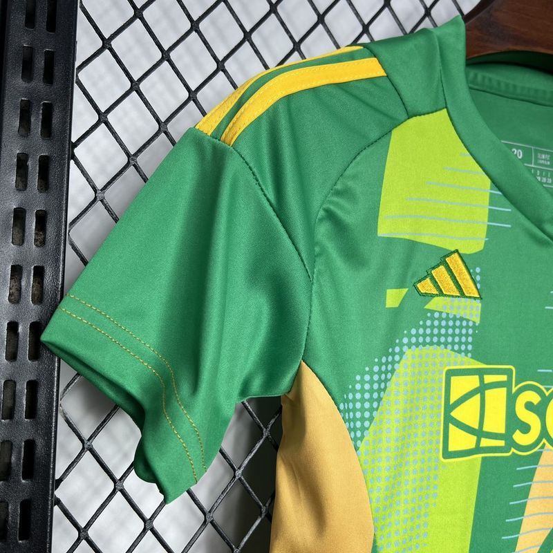 24-25 Newcastle green goalkeeper kid kit