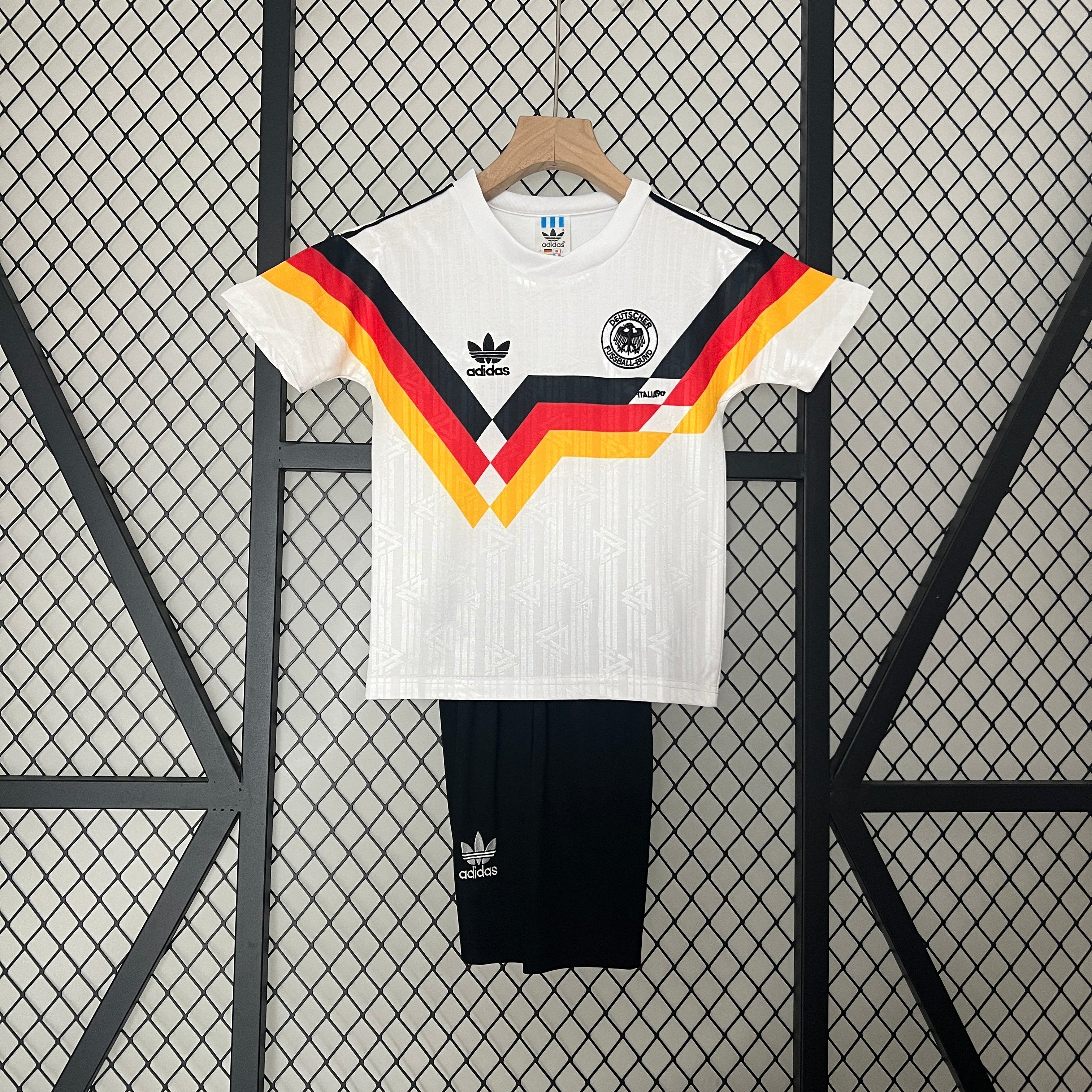 kids Germany 1990 home size: 16-28