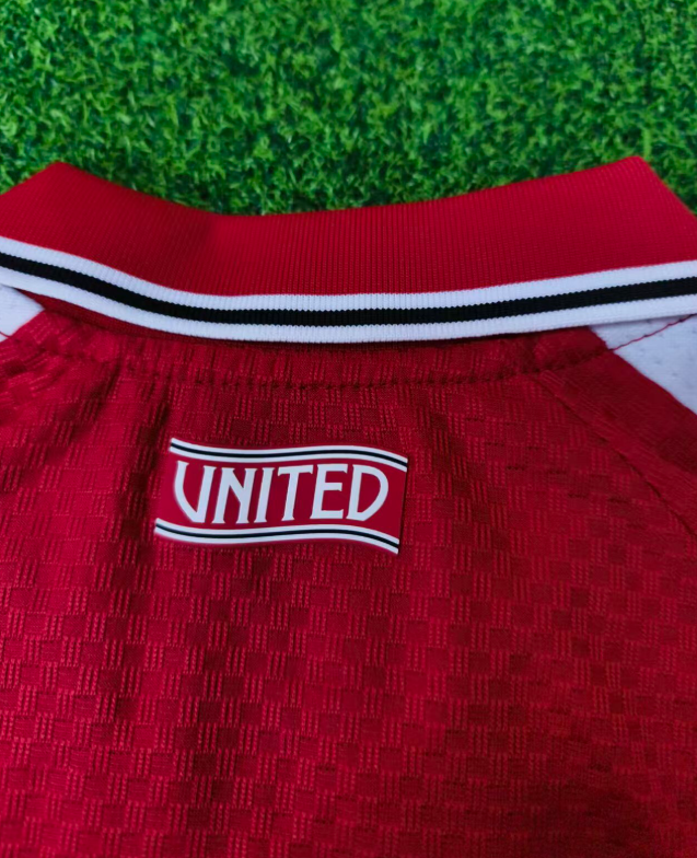 MAN U Kit infantil Version autentica/jugador — 26-27 Fake