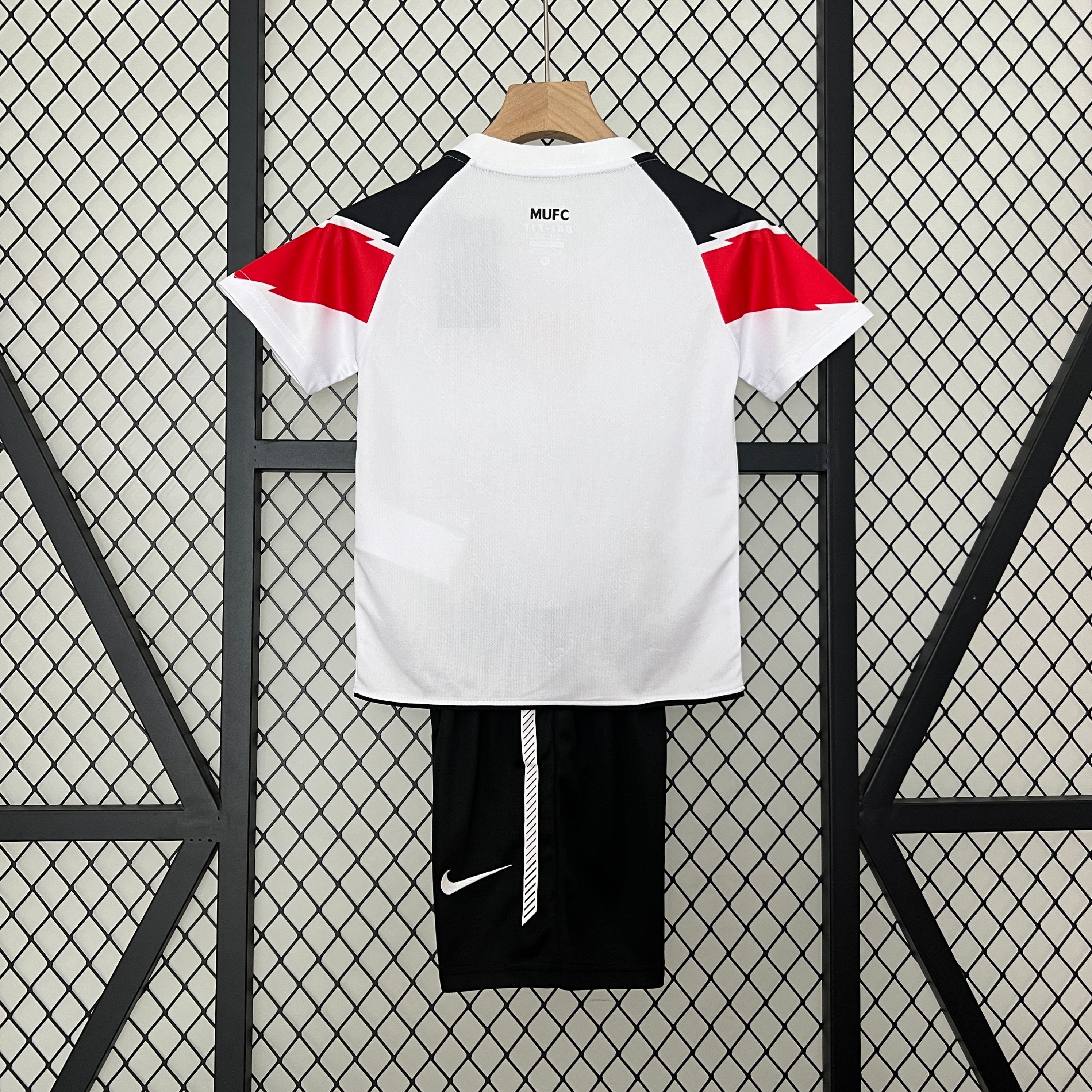 kids M-U 10/11 Champions League away size: 16-28