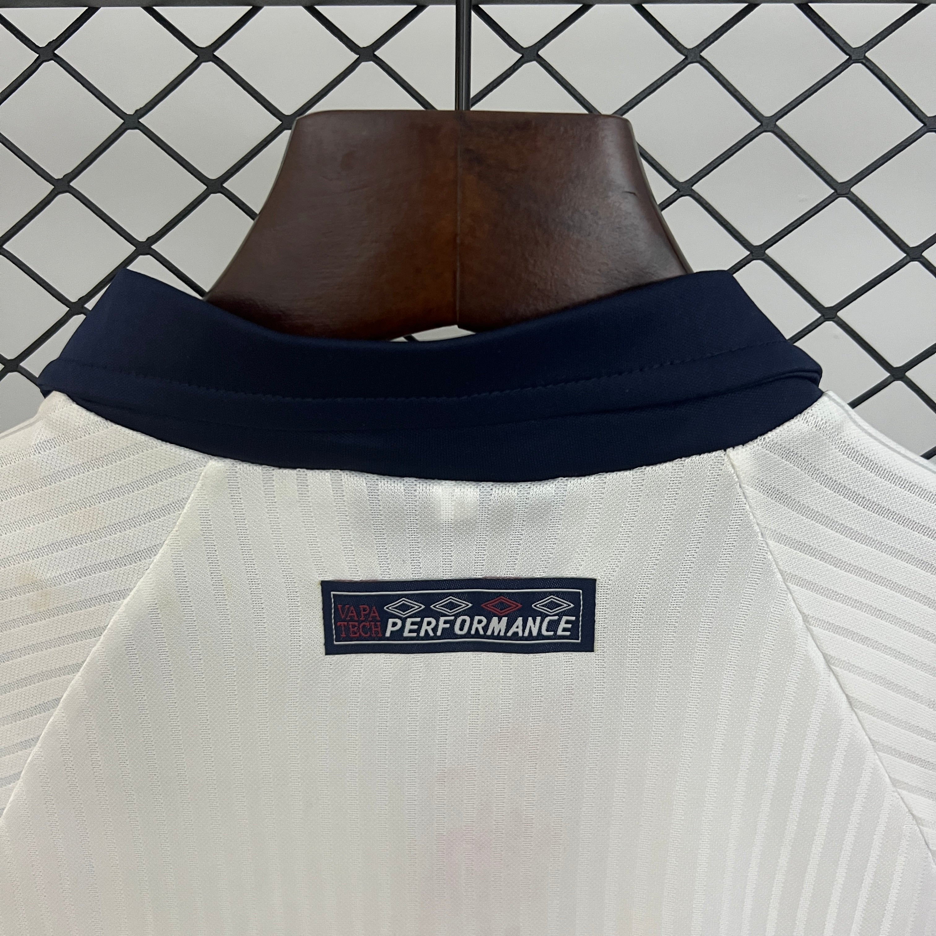 kids England 1998 home size: 16-28