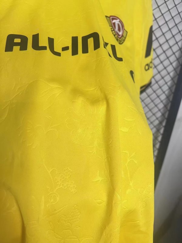 25-26 Dynamo Dresden home socer jersey