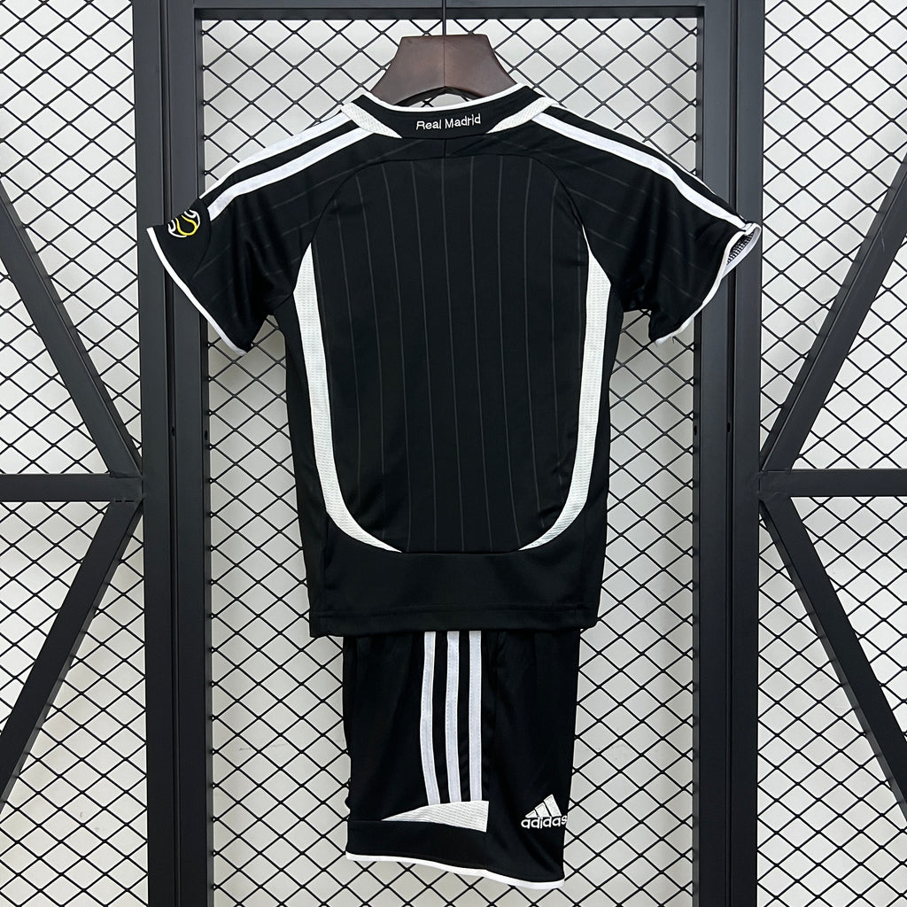 kids Real Madrid 06/07 away size: 16-28