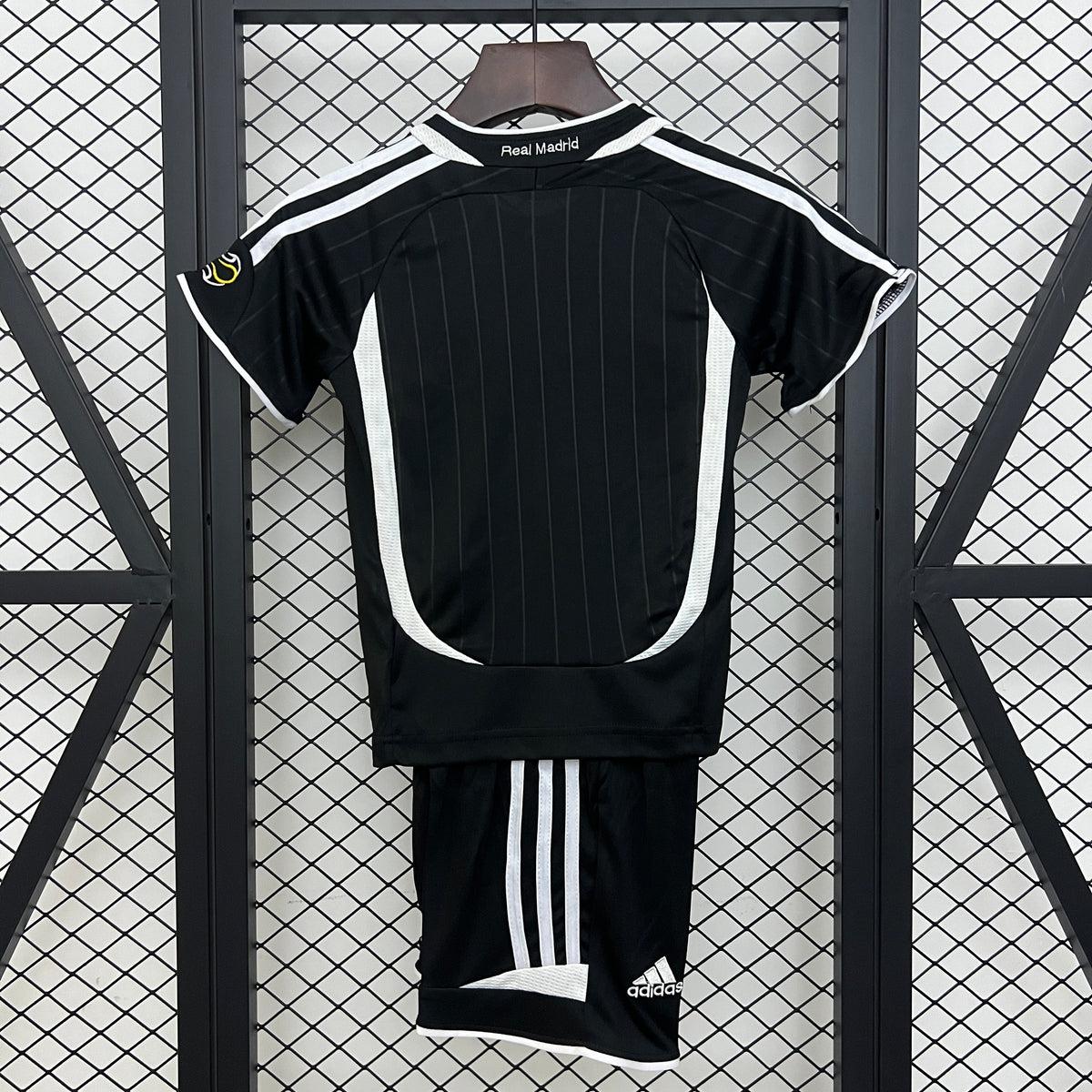 kids Real Madrid 06/07 away size: 16-28