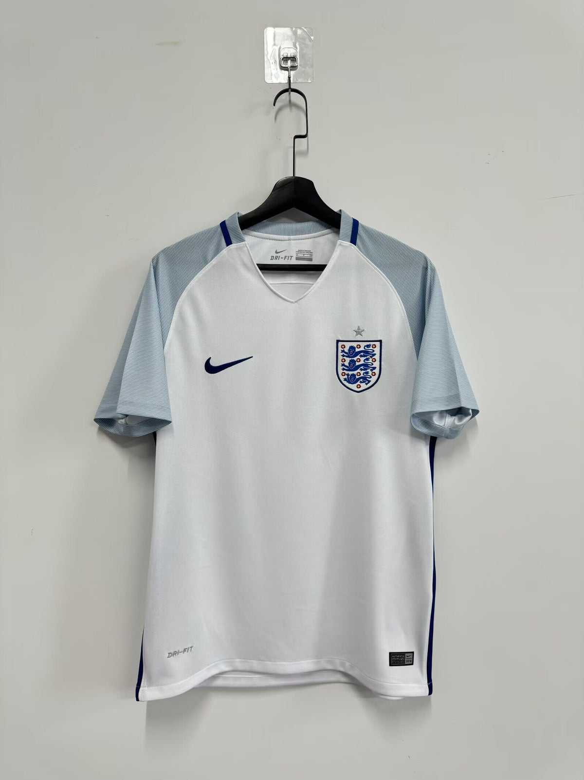 ENGLAND 16 — National Retro